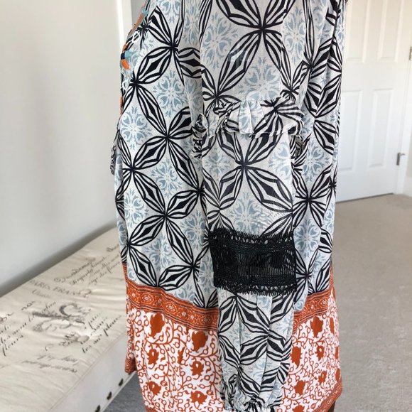 NWOT Floral Top with Ruffles and Lace Trim - Picture 7 of 10